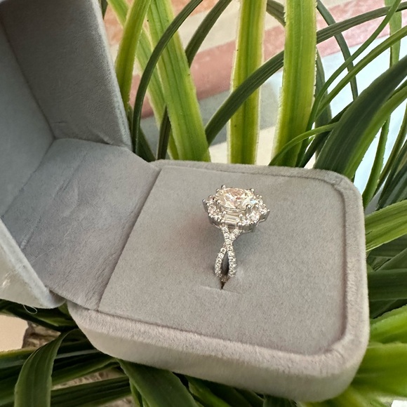 2ct moissanite ring size 7 - Picture 3 of 3